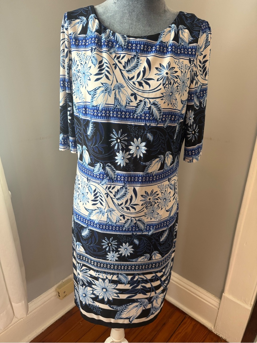 Eliza J Floral Back Zip Sheath Dress in blue and white Size 10